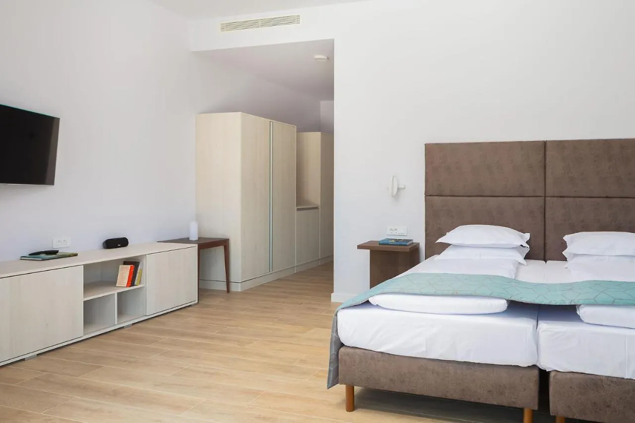 Villa Vines, Modern Luxury In Serene Seclusion  Svetvincenat