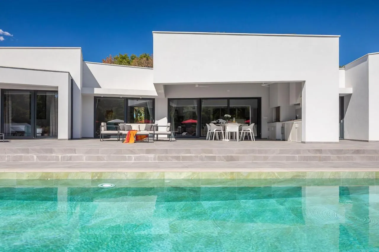 Villa Vines, Modern Luxury In Serene Seclusion
